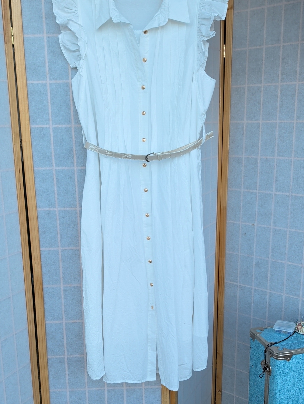 Sleeveless White Button-Front Midi Dress with Ruffle Shoulders Luxury Event Wear